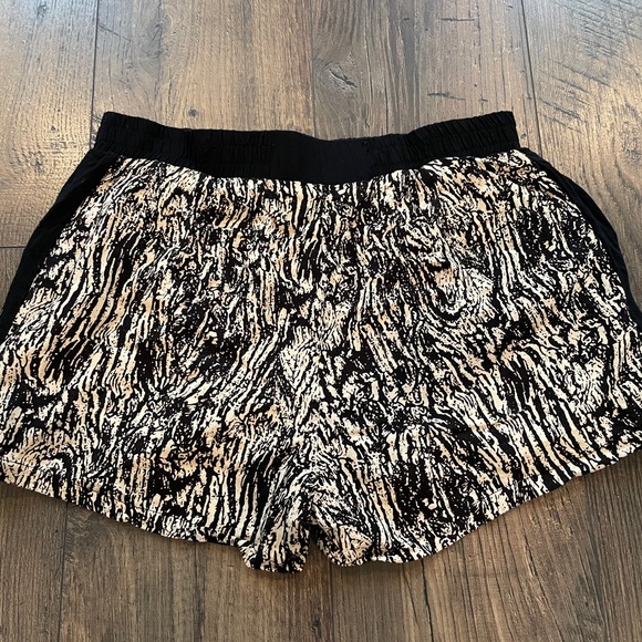 “Buttons” shorts - Picture 2 of 4